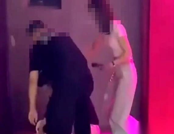 男子酒吧一脚飞踹赔一万七：下次动手前，先问问性别