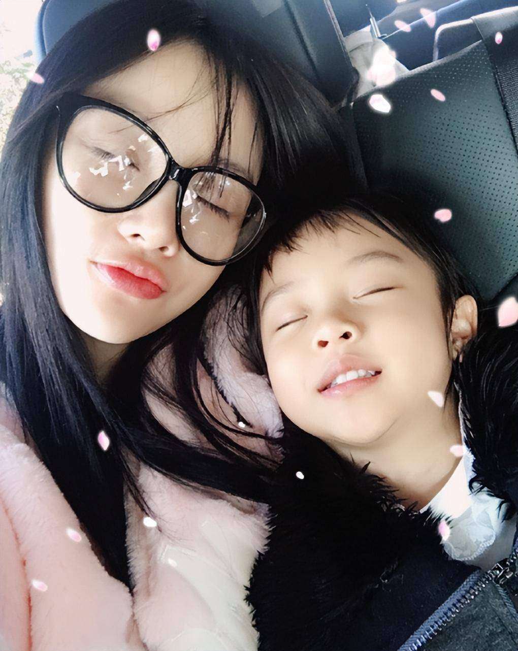 李小璐素颜带娃逛超市，人设崩塌后现状引热议