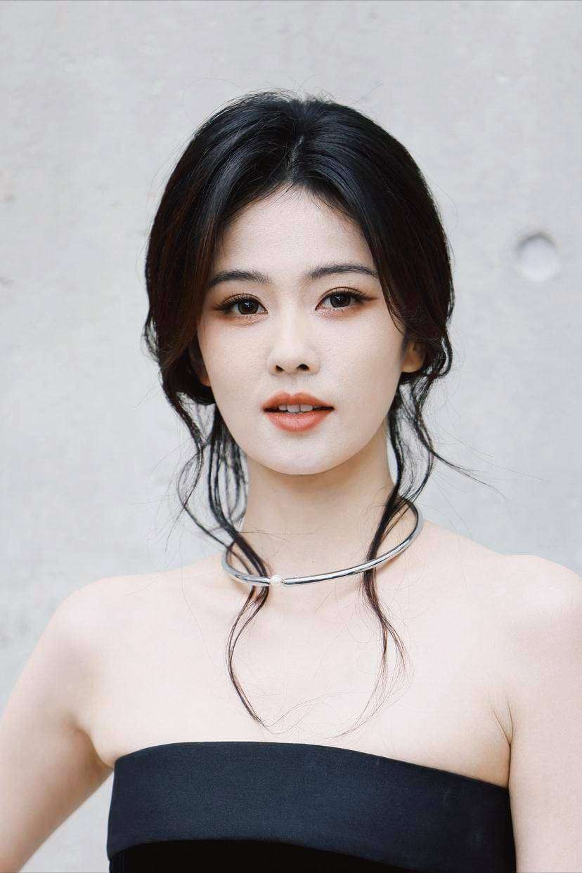 白鹿女汉子人设翻车被指又当又立，网友怒问：真性情还是低情商？